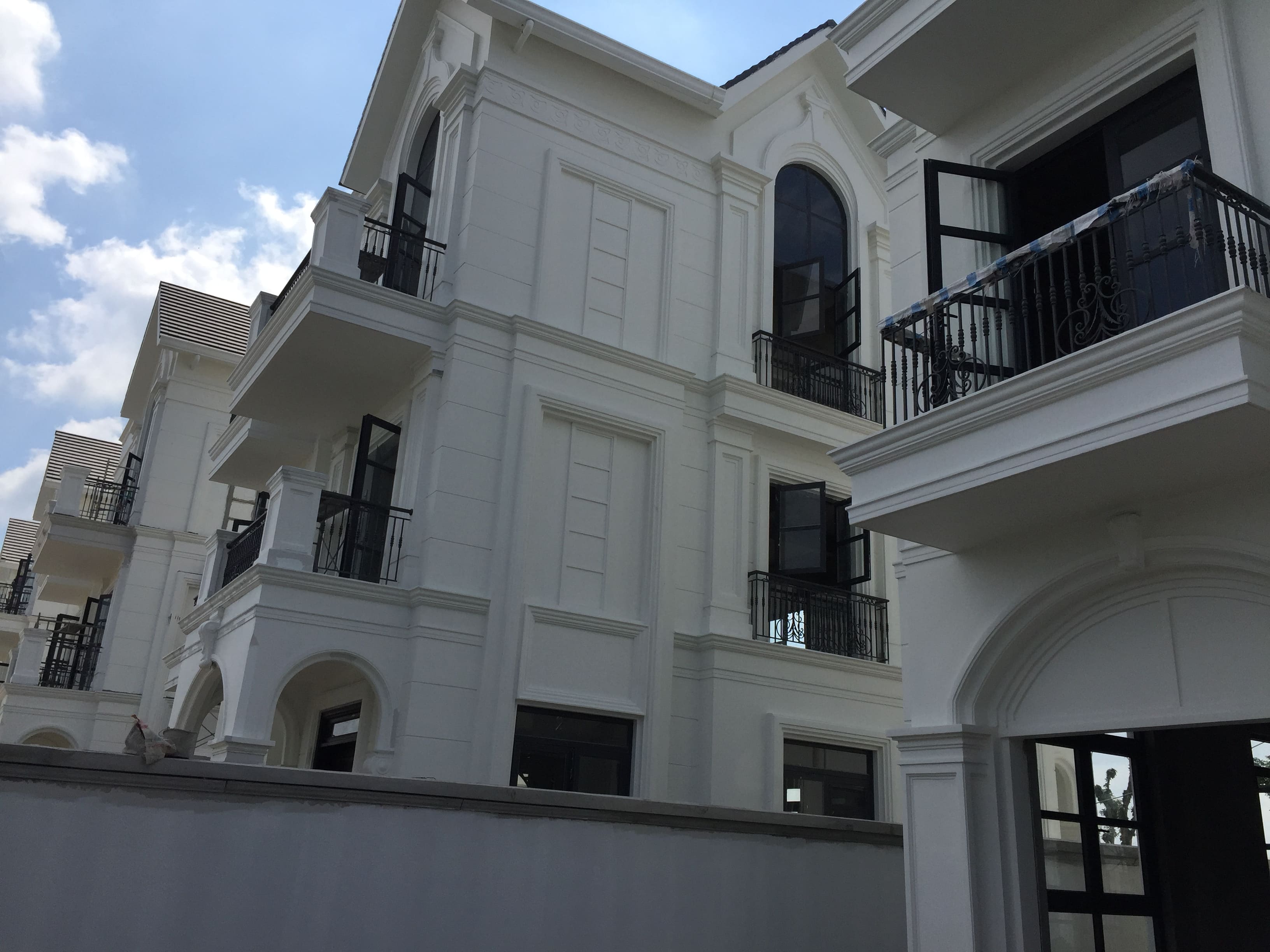 BIỆT THƯ BÀN GIAO THÔ NHÌN ĐƠN GIẢN NHƯNG ĐẦY RỦI RO