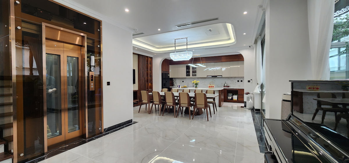 Khu vực bếp ăn biệt thự before after nổi bật với thiết kế hiện đại, tối ưu công năng sử dụng và tăng tính kết nối giữa các thành viên trong gia đình.